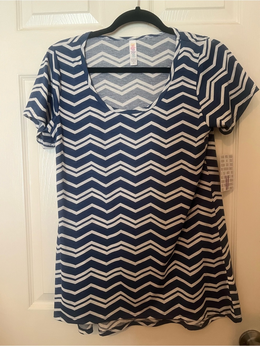 LuLaRoe Medium Navy and White Chevron Scoop Neck Tee Summer Resortwear Coastal